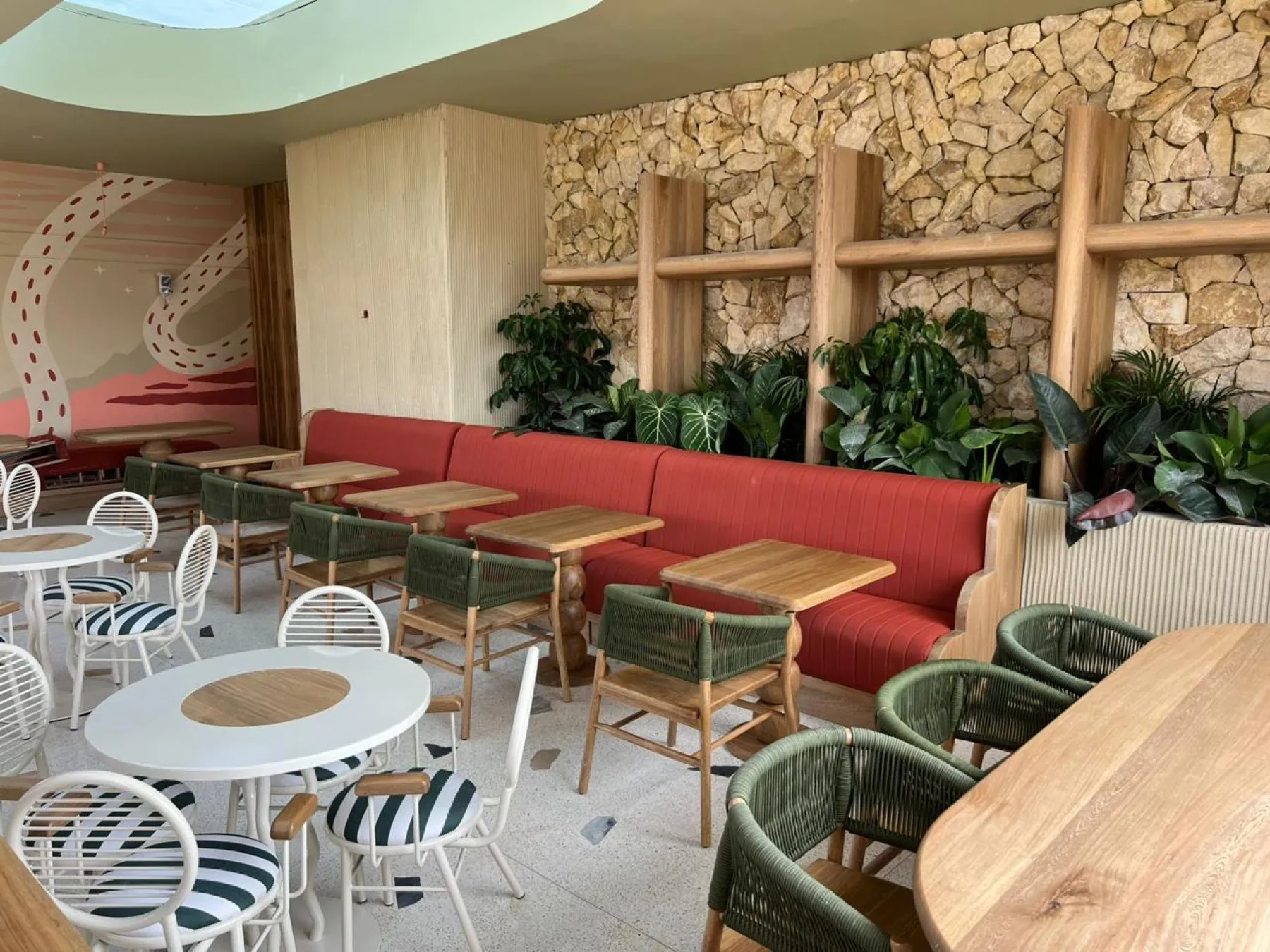 Fachada de Bready & Coffy / Distrito Radio Coffee Roasters en URBIT Social Lofts