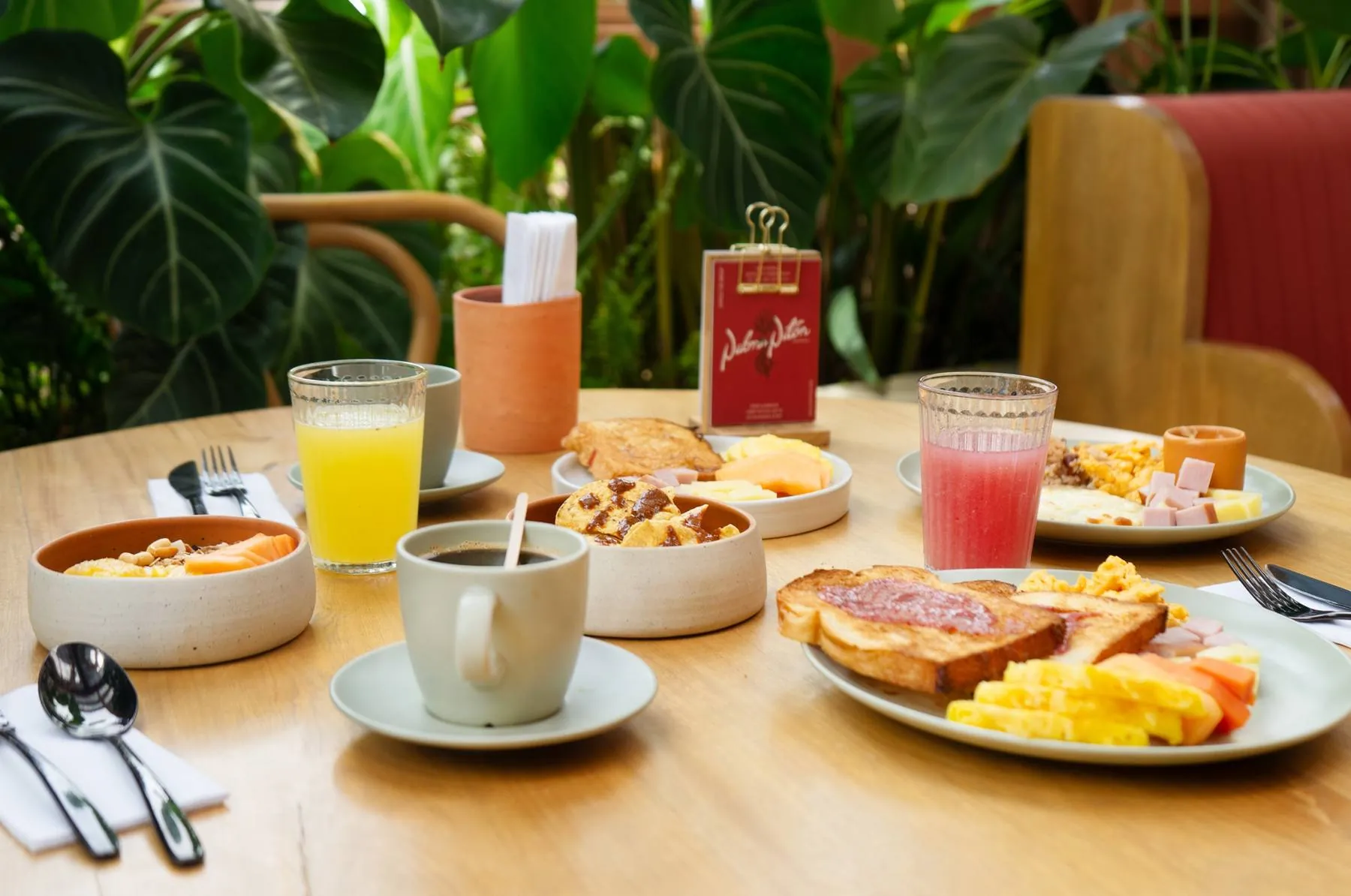 Desayuno incluido servido en el rooftop de URBIT Social Lofts