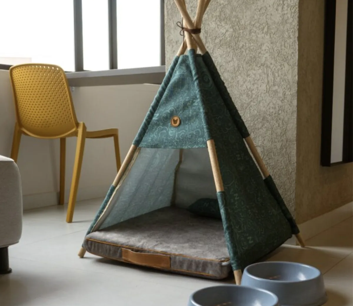 Camita tipo tipi para mascotas en una habitación de URBIT Social Lofts, Laureles, Medellín