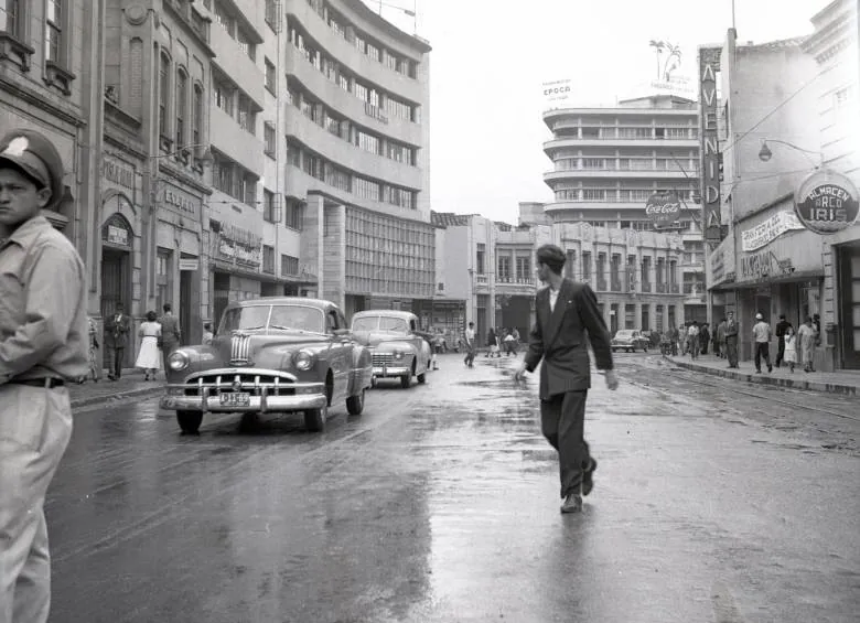 Calle del centro de Medellín a mediados del siglo XX, en blanco y negro