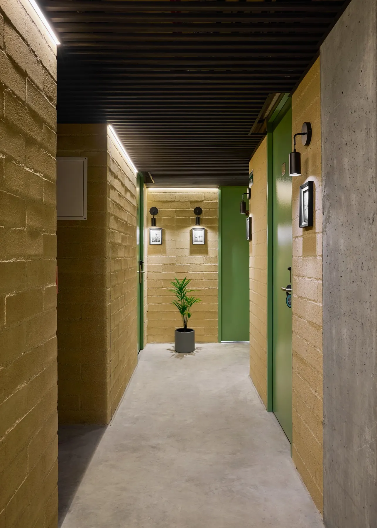 Pasillo de URBIT Social Lofts con muros de concreto a la vista