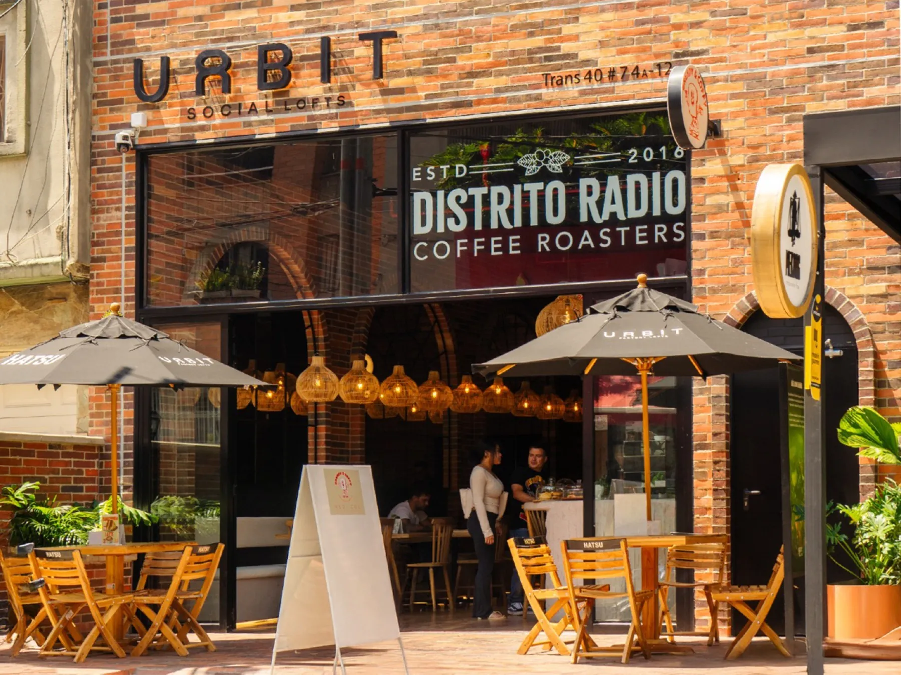 Fachada de Bready & Coffy / Distrito Radio Coffee Roasters en URBIT Social Lofts